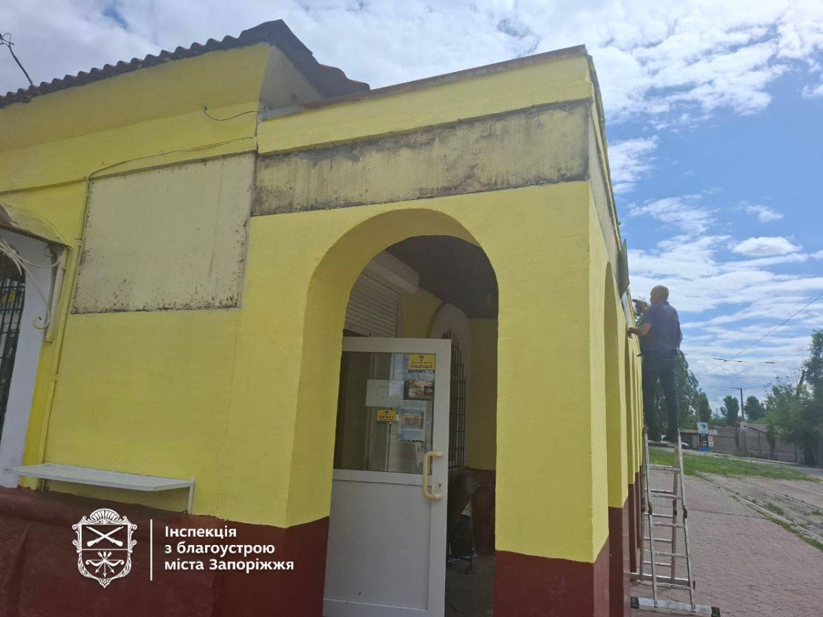 Не звертали уваги на закон - у Запоріжжі власників кафе на зупинці позбавили незаконних вивісок (фото, відео)