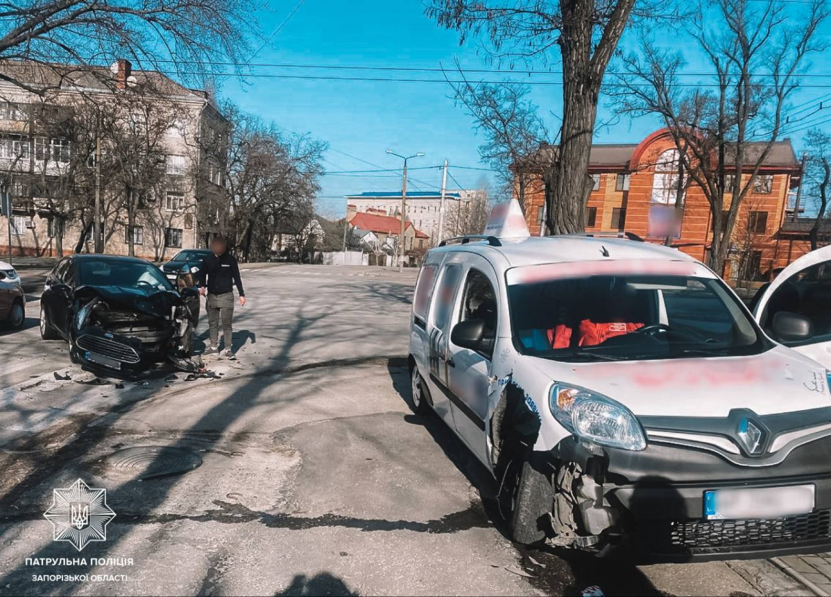 Автівки сильно "пом'ялися": на перехресті в центрі Запоріжжя зіткнулися дві іномарки