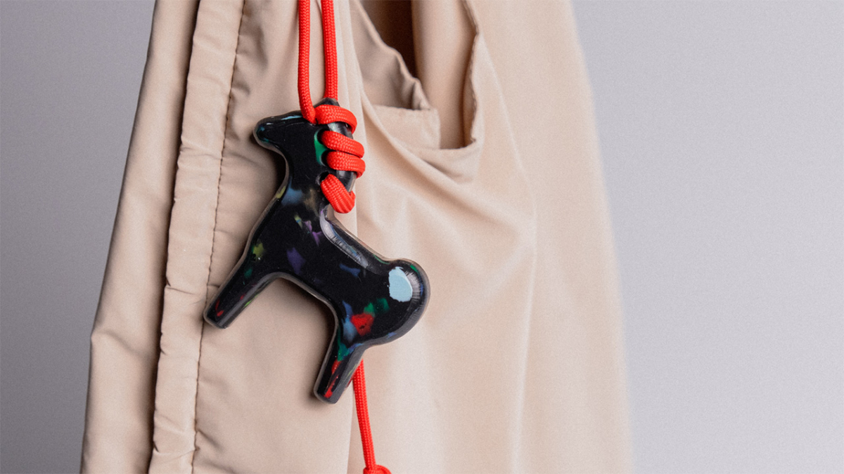 "Коник з Хортиці" - волонтери створили брелок зі 100% переробленого пластику, який  зібрали на острові (відео)