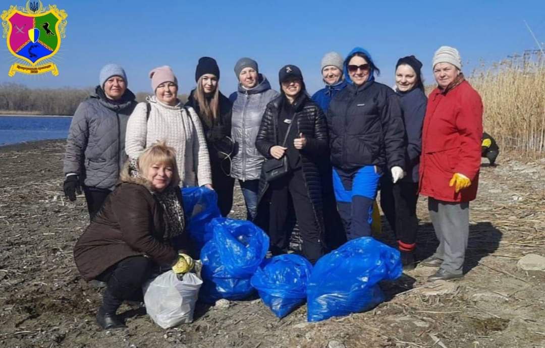 Мешканці Запорізької області прибирали сміття на березі річки