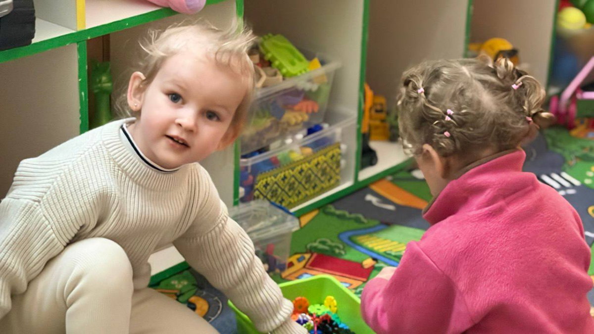 Переїхали у нове приміщення після руйнування: у Запоріжжі знову працює освітній простір для дошкільнят з Енергодара (фото)