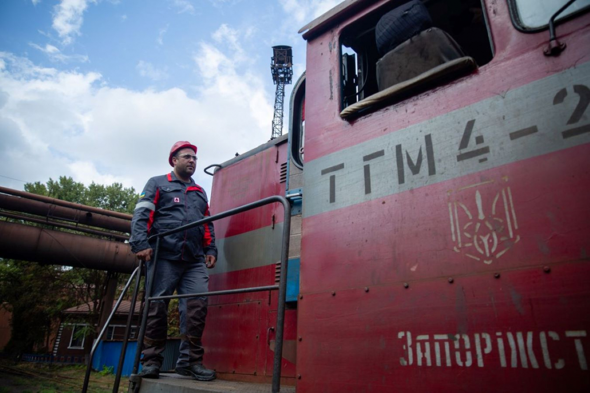 Керує мрією: співробітник запорізького підприємства продовжує родинну справу, якою марив з дитинства 