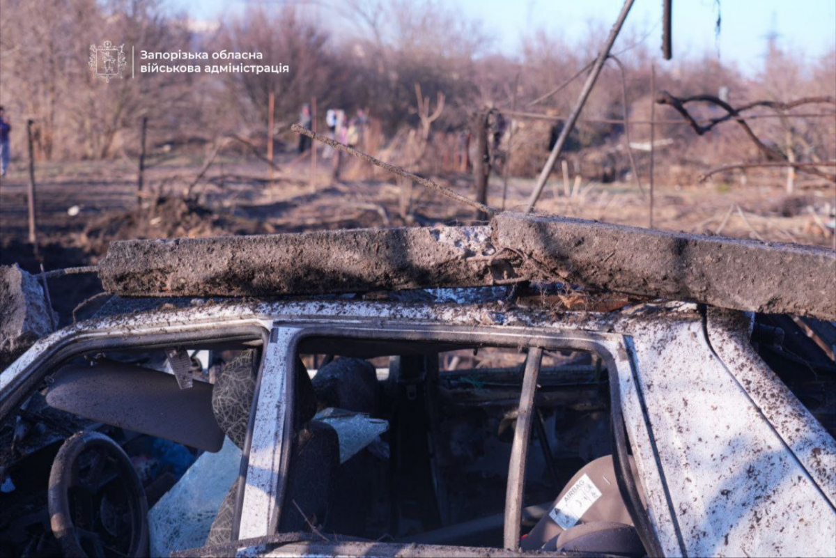 Ворог вдарив КАБами по Запоріжжю і Розумівці: поранені люди, розтрощені домівки та згорілі авто (фото, відео)