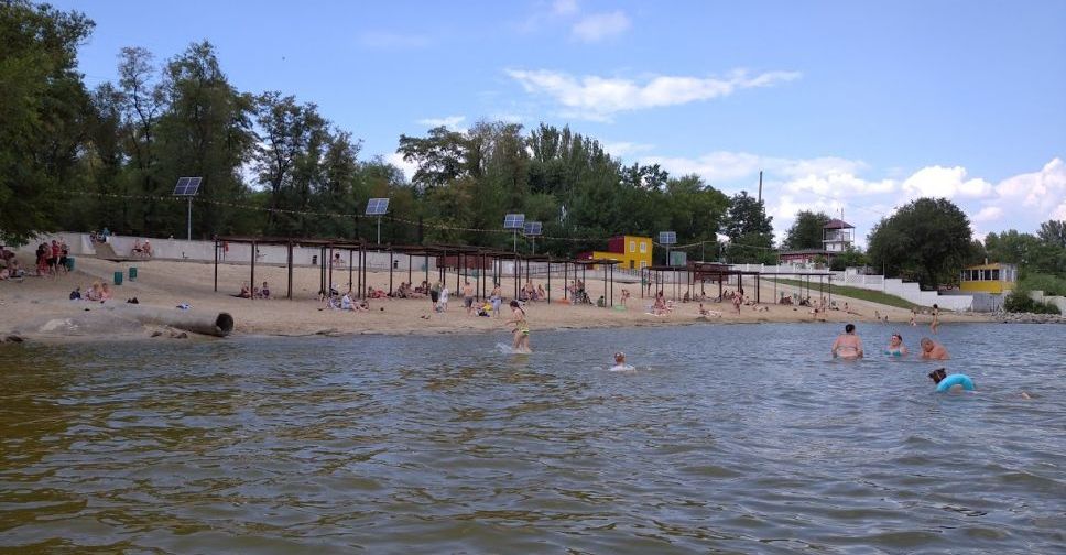 Як виглядає один з популярних пляжів Запоріжжя в останній місяць літа - фото