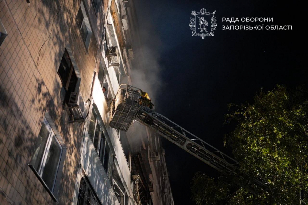 Вночі ворог атакував Запоріжжя - є постраждали, пошкоджені багатоповерхівки, торговий центр та виш (фото, відео)