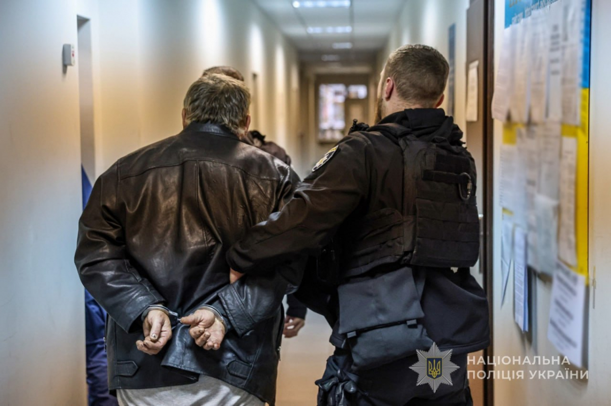 Зброярський склад у квартирі: у Запоріжжі викрили рецидивіста та його спільника (фото)