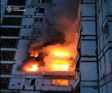 Пожежа охопила кілька поверхів — у Запорізькій області росіяни влучили в багатоповерхівку