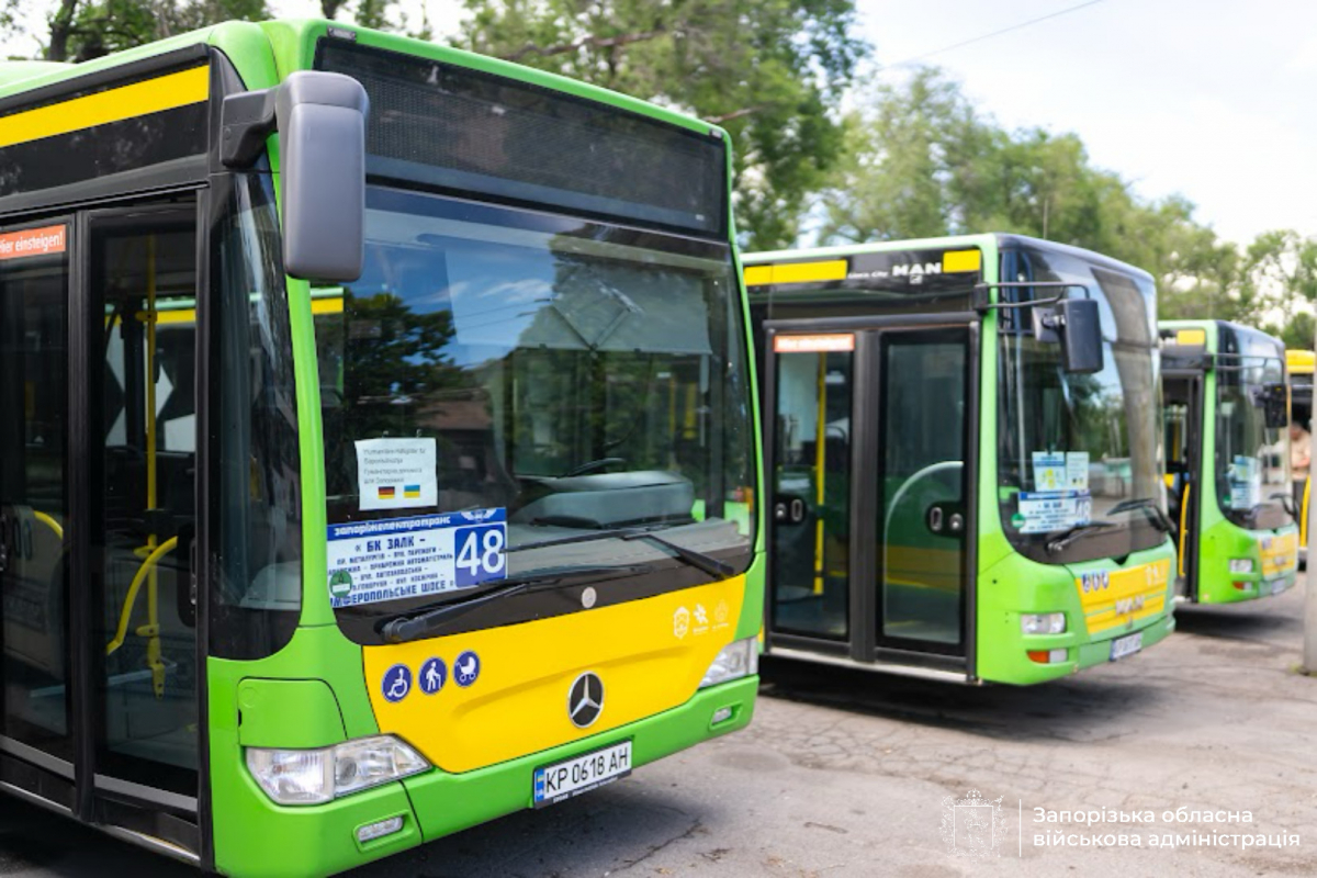 Місто-побратим із Німеччини передало Запоріжжю чотири автобуси, які курсуватимуть новим маршрутом