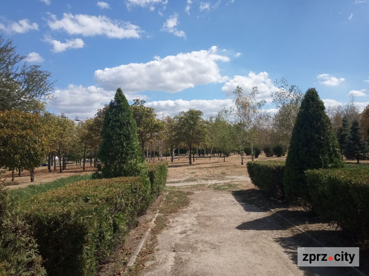 У запорізькому парку "попрацювали" вандали - фото