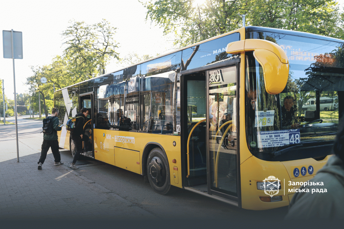 У Запоріжжі облаштували ще дві зупинки тактильною плиткою, фото: Запорізька міська рада