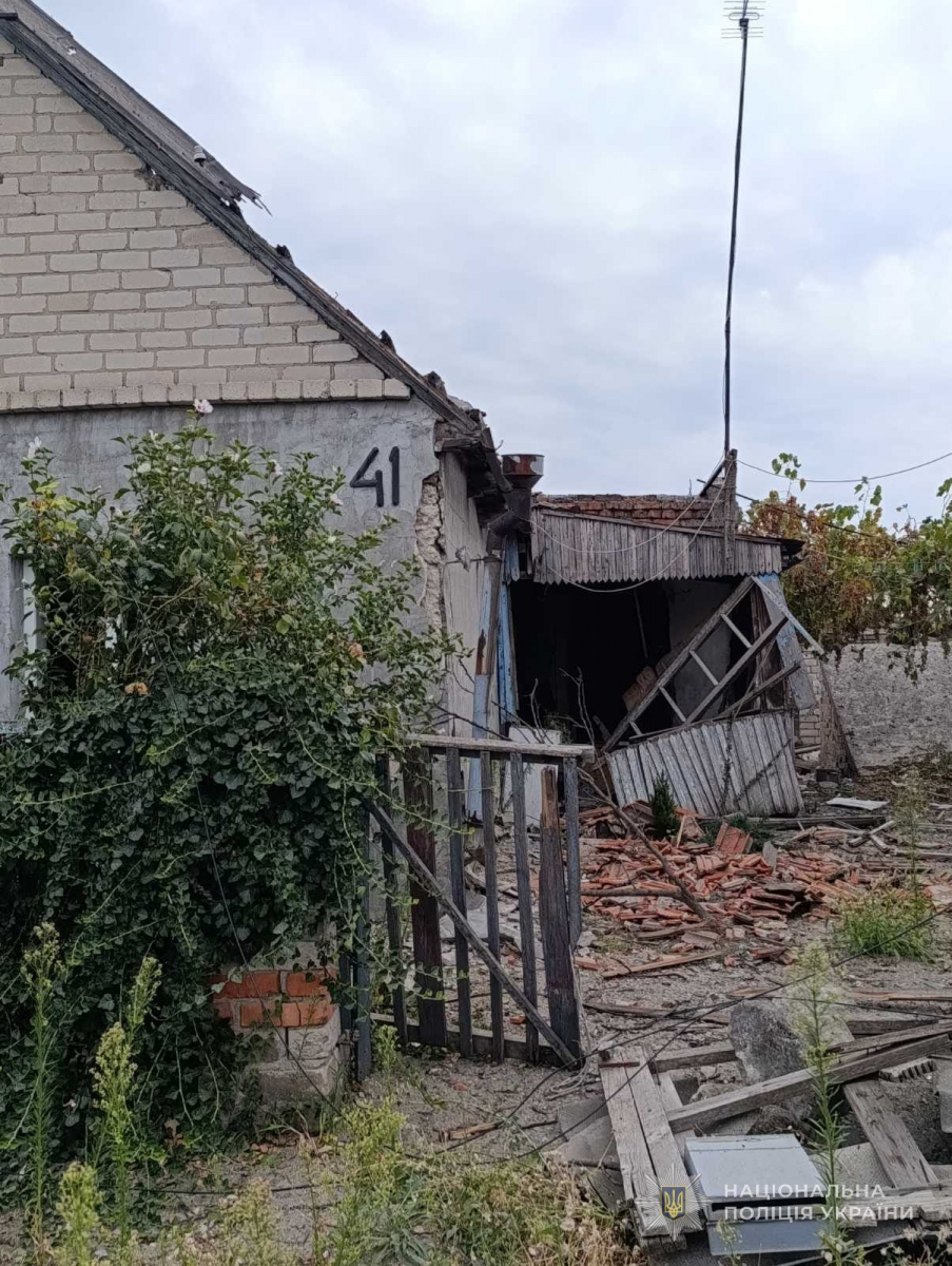Пошкоджений автобус, автівки та будинки: у Запорізькій області внаслідок атак дронів постраждали люди (фото, відео)