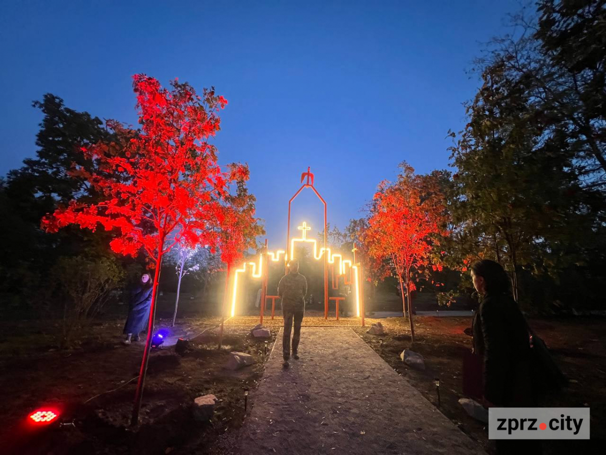 Понад 400 іменних дерев і «Коло пам’яті»: на Хортиці відкрили Парк Честі (фото)