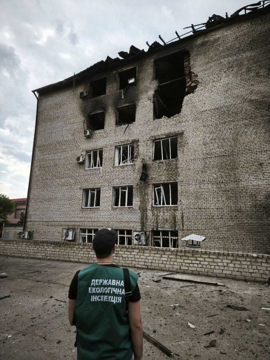 Руїни та уламки — у Запоріжжі екоінспектори задокументували наслідки ворожого обстрілу (фото)
