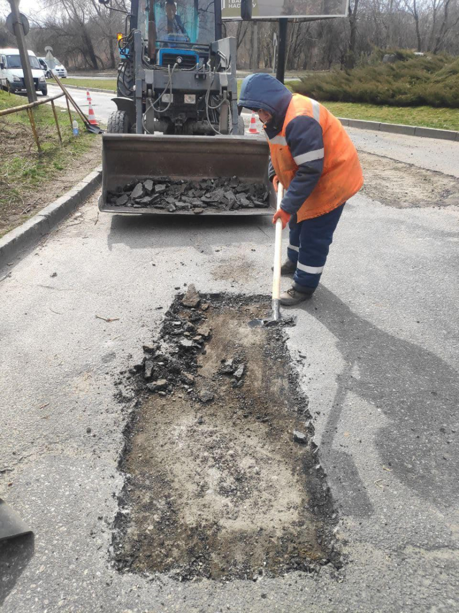 Ями на дорогах – у Запоріжжі розпочали ремонт на аварійних ділянках (фото)