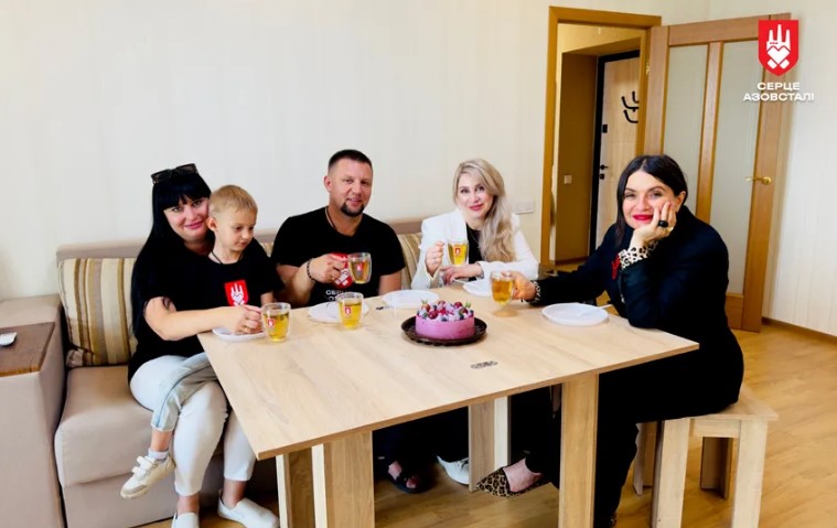 Захисник Маріуполя Сергій Золотарьов отримав ключі від власної квартири за програмою "Вдома"