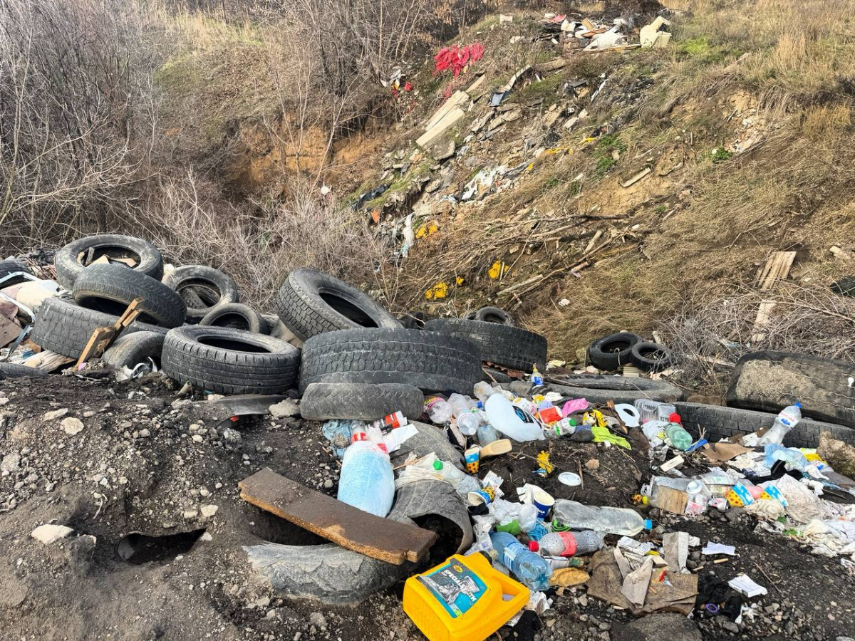 Небезпечне місце - у спальному районі Запоріжжя виявили масштабне сміттєзвалище (фото)