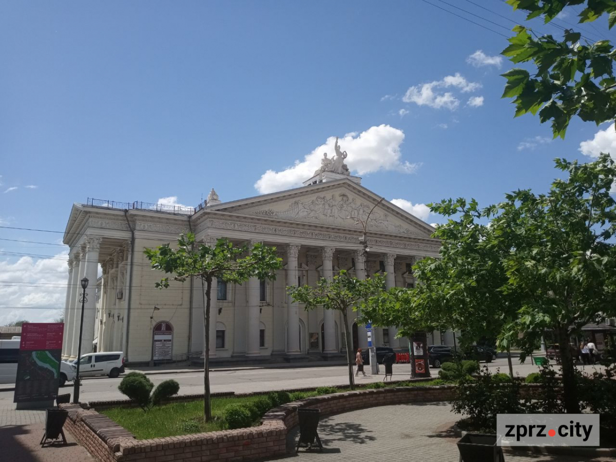 Як виглядає наприкінці весни сквер в історичній частині Запоріжжя - фото