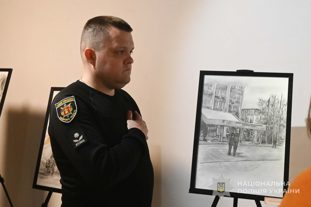 Мистецтво допомагає повернутись до мирного життя - у Запоріжжі відкрили виставку ветеранів та їхніх родин