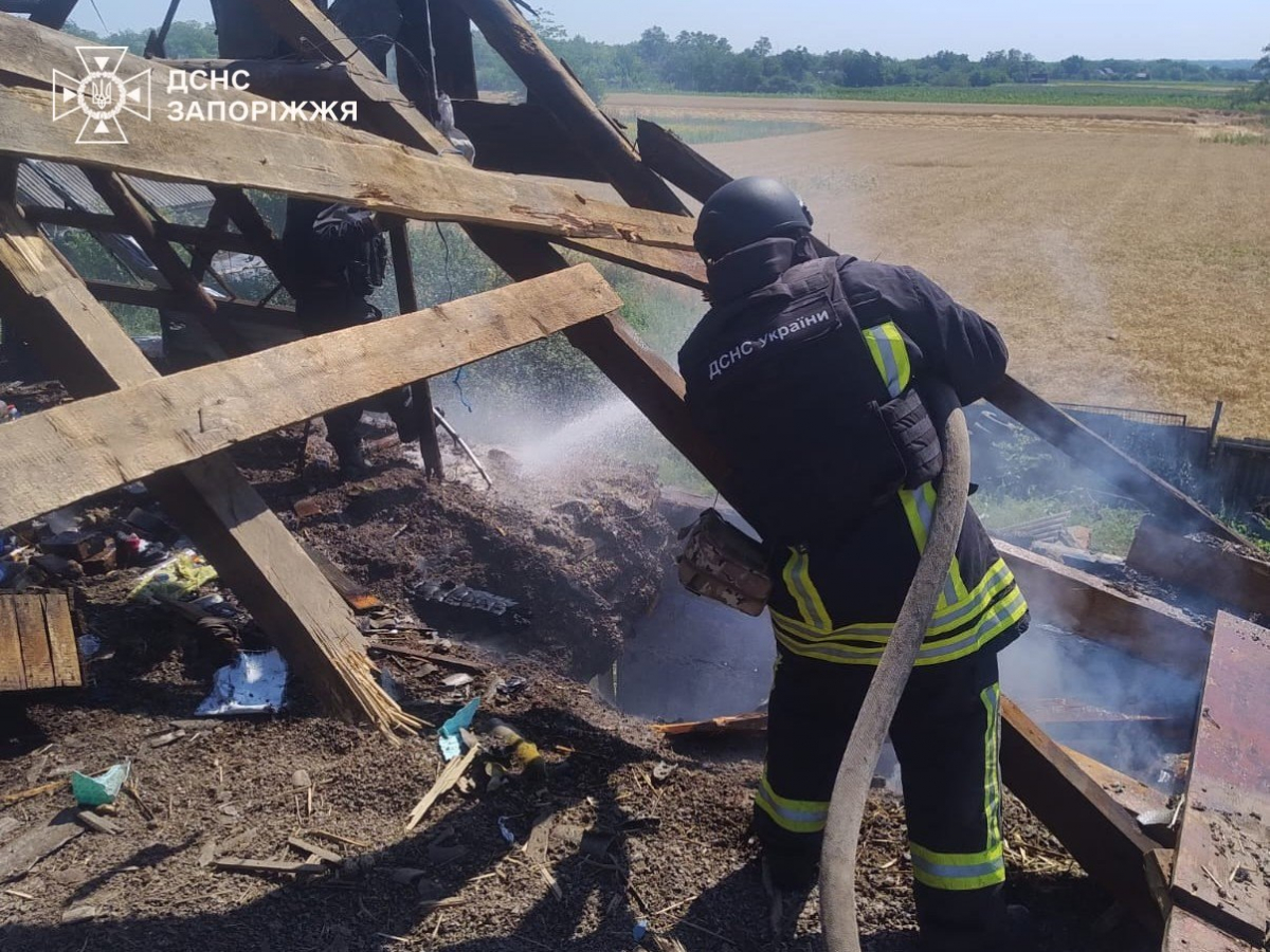  Росіяни авіабомбою знищили лікарню на Запоріжжі: під завалами опинилися медпрацівники (фото)