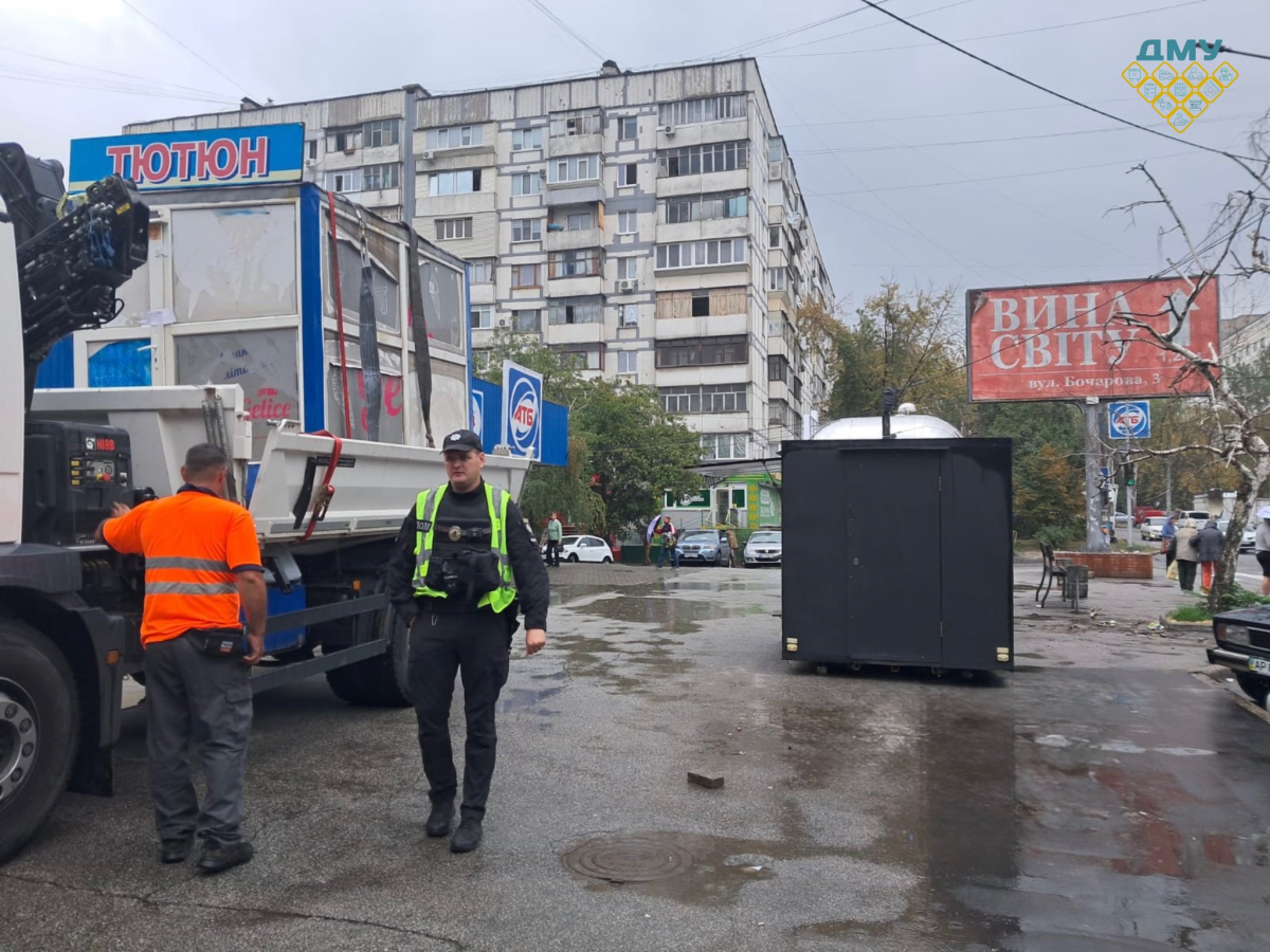 Прибрали незаконні вивіски, екран і МАФ – у Запоріжжі очистили вулиці від самовільних споруд та реклами (фото, відео)