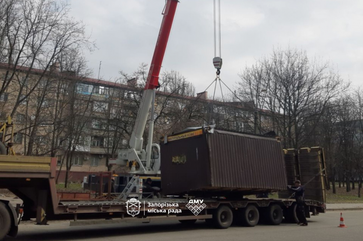 Звільнили місце: у Запоріжжі знесли кіоск, який ніхто не дозволяв встановлювати (фото)