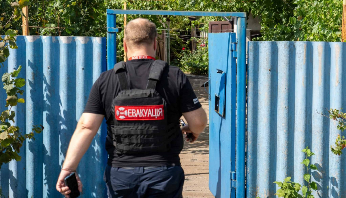 Волонтери евакуювали мешканця Гуляйполя, який за місяць пережив знищення трьох осель і залишився сам серед руйнувань