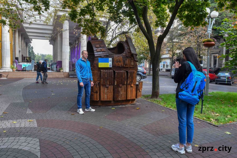 У центрі Запоріжжя з'явився воєнний артоб'єкт-фотозона - фото