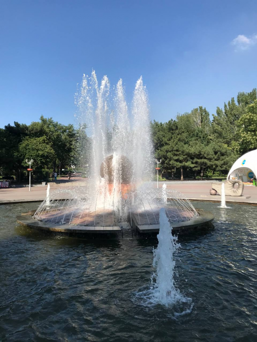 Спека дістала: запоріжці освіжаються у фонтані на площі Маяковського  - фото