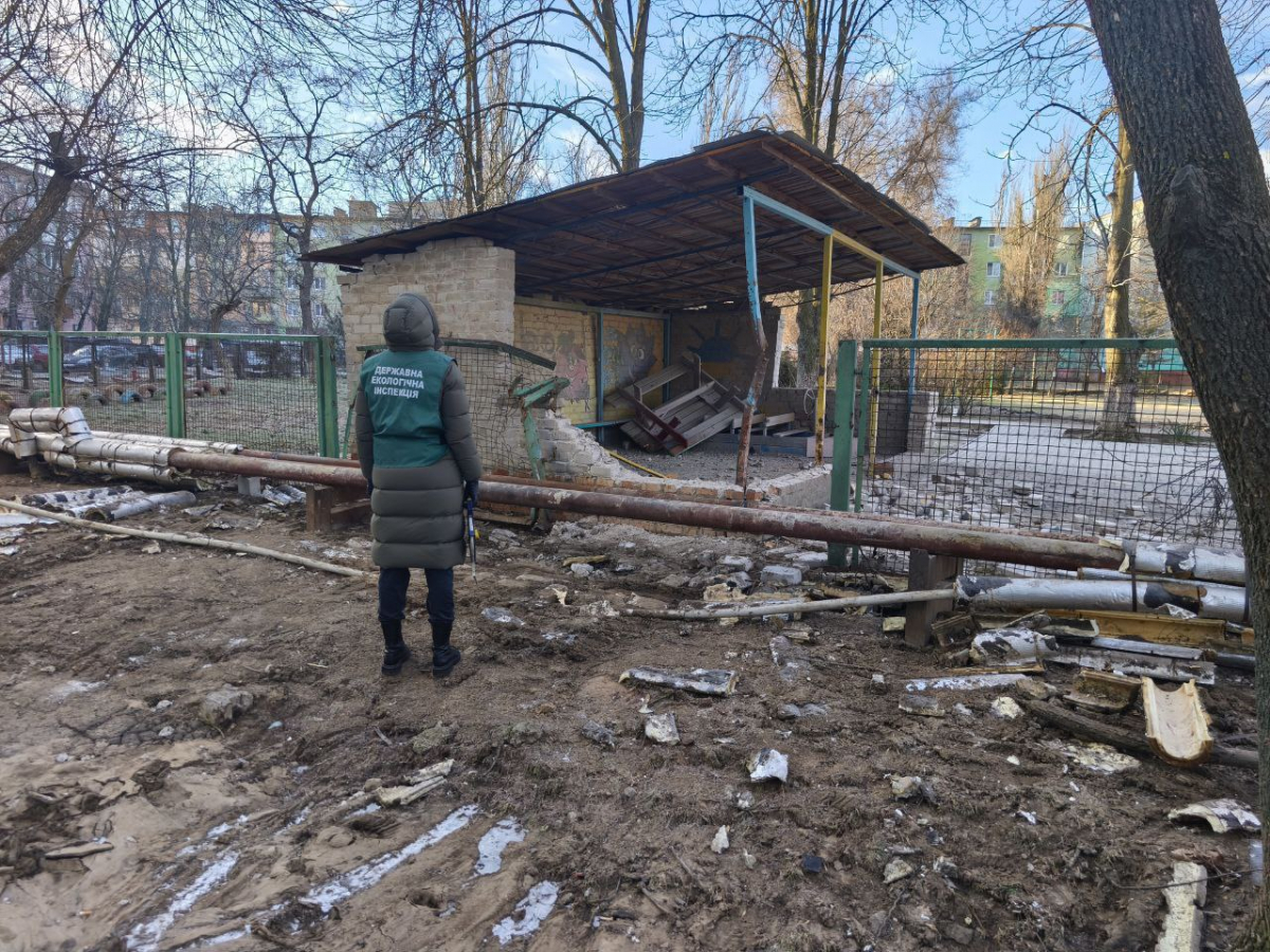 Усіяна та посічена уламками земля: у Запоріжжі Космічний район обстежили екологи (фото)