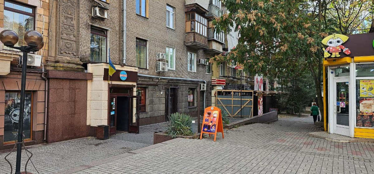 Біля відомої кав'ярні в центрі Запоріжжя незаконно встановили літній майданчик - фото