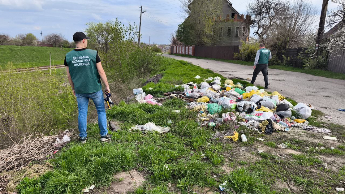 Скидали сміття на узбіччя - на перехресті двох вулиць центрального району Запоріжжя виявили стихійні звалища (фото)
