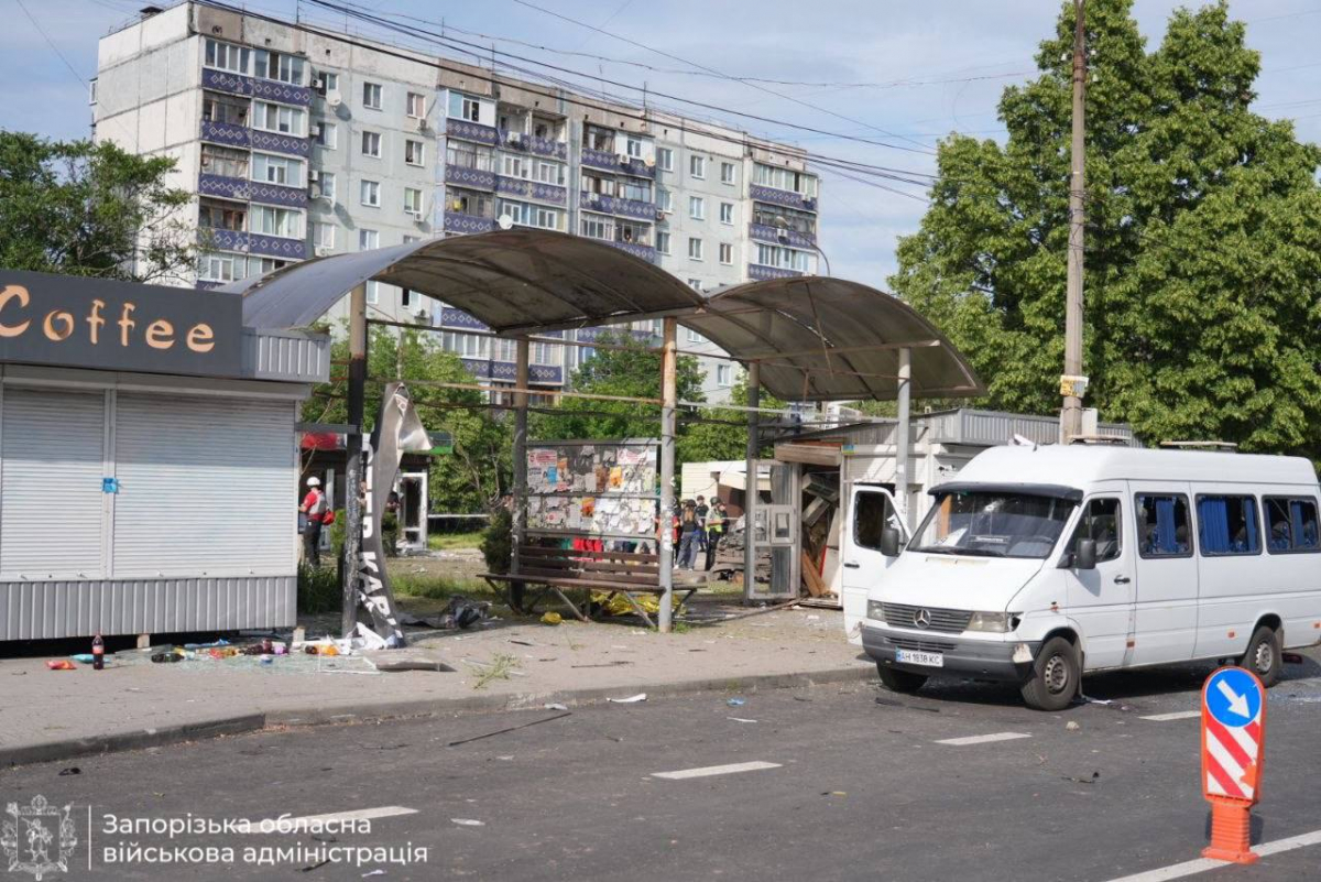 Кількість поранених збільшилась: що відбувається на місці ворожого удару по зупинці у Запоріжжі - фото