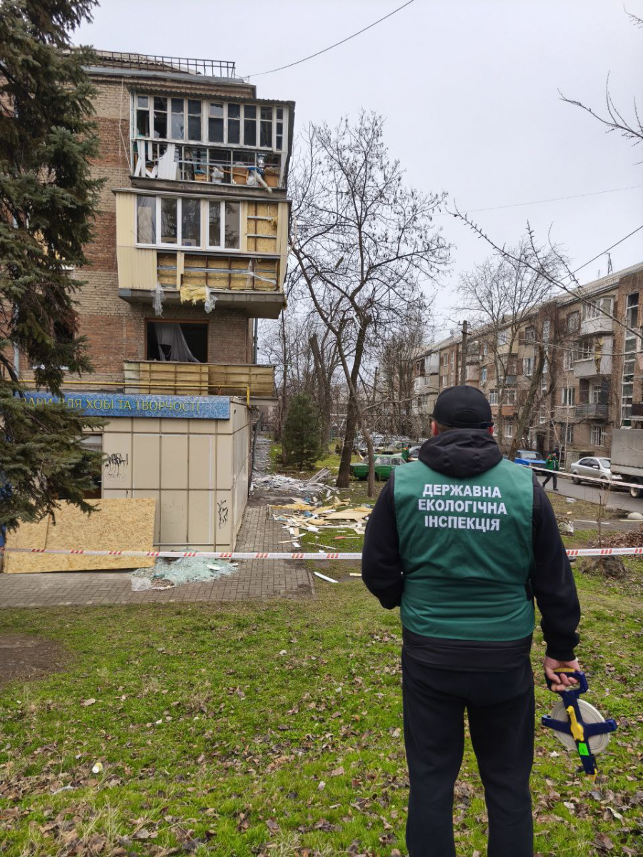 Ворог перетворює майно запоріжців на сміття - екологи розповіли про наслідки ранкової ракетної атаки 