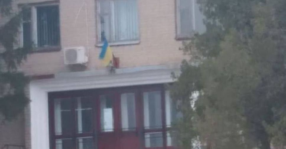 В центрі окупованого села Запорізької області вивісили український прапор - фото