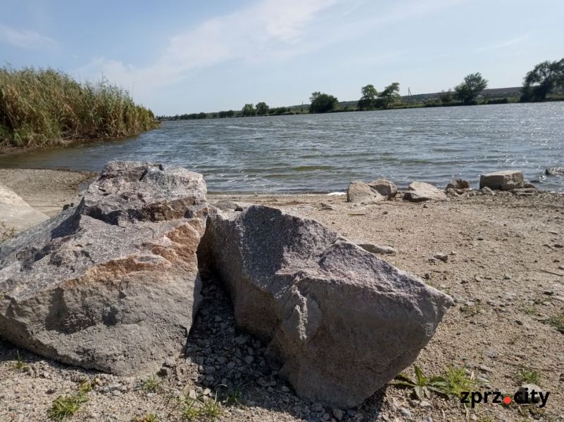 Як виглядає берег річки у Запорізькій області у перші дні осені - фото