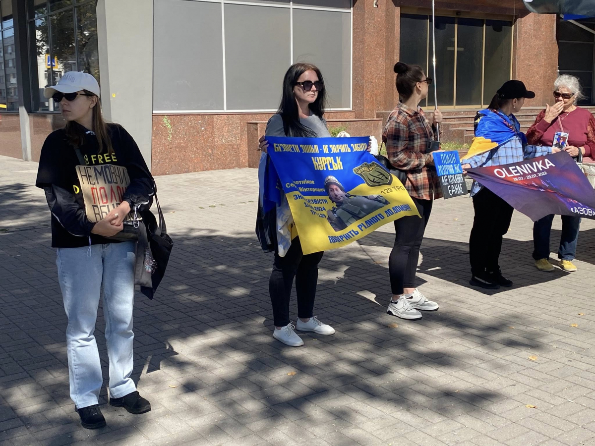 «Ми повинні за них боротися» -  у Запоріжжі пройшла акція на підтримку військовополонених (фото)