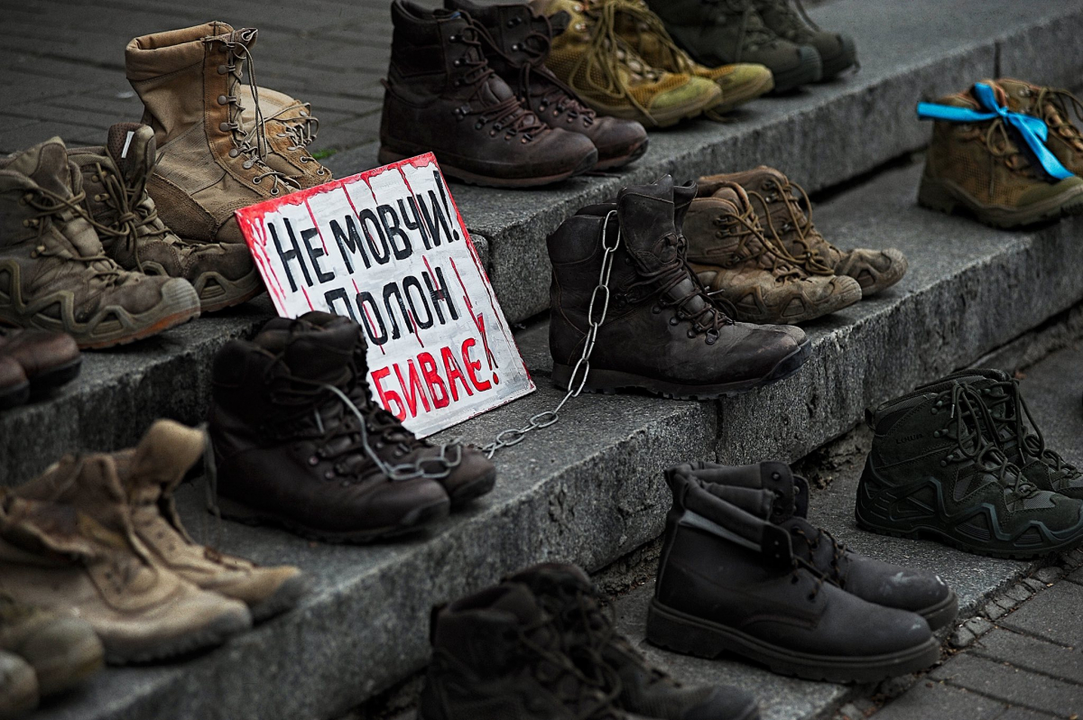 Берці пам’яті - у Запоріжжі створили символічну інсталяцію на підтримку військовополонених (фото)