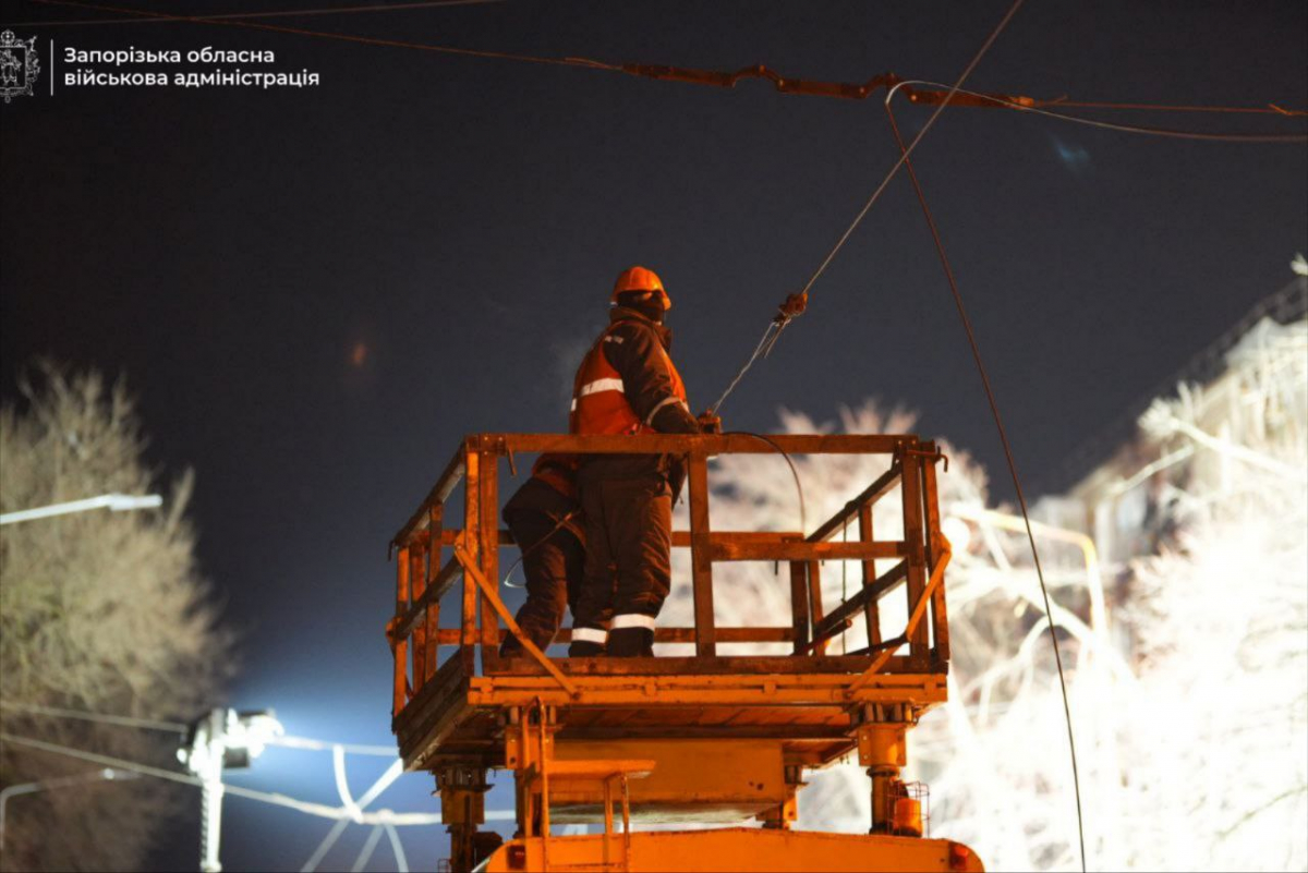 Друга атака за вечір: у Запоріжжі російський дрон пошкодив багатоповерхівку, є поранений (фото)