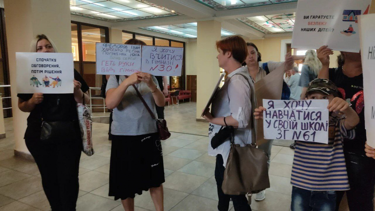 Протести не допомогли - у Запоріжжі закрили низку шкіл та дитячих садочків