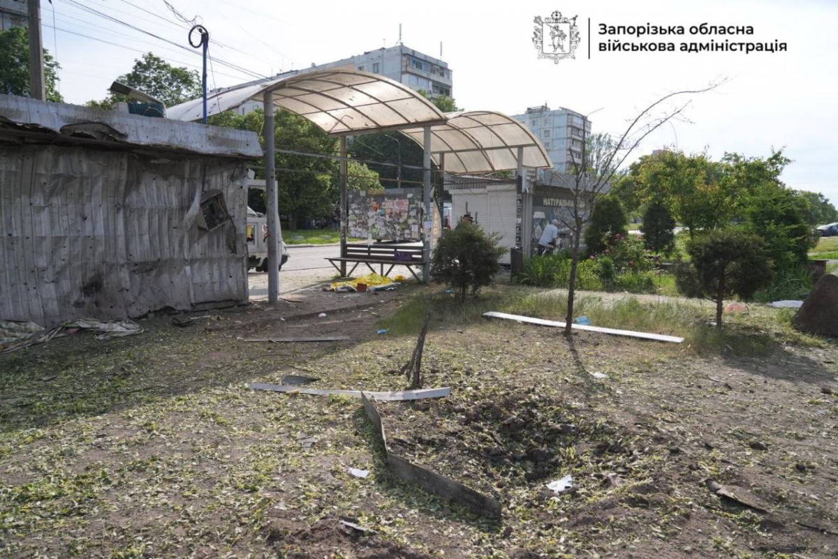 Кількість поранених збільшилась: що відбувається на місці ворожого удару по зупинці у Запоріжжі - фото