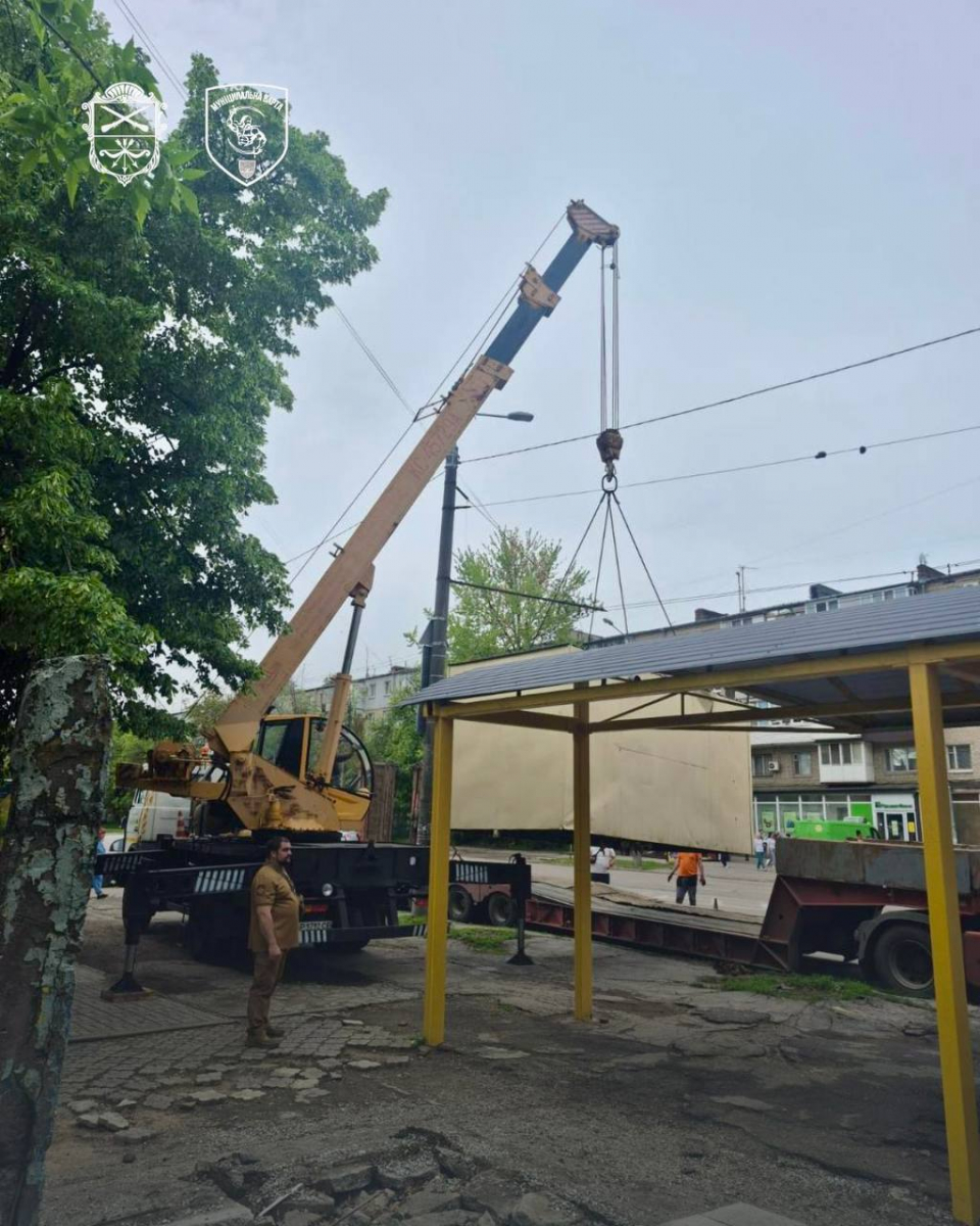 Попередження залишили без уваги: у Запоріжжі примусово прибрали незаконні МАФи біля зупинки (фото)