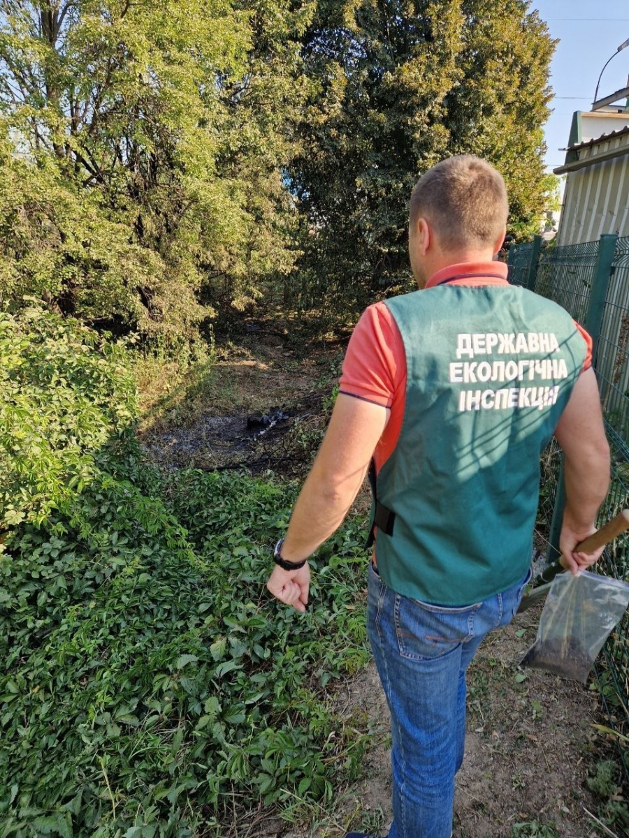 У Запорізькому районі після обстрілу АЗС виявили забруднення - ґрунт дослідять у лабораторії (фото)