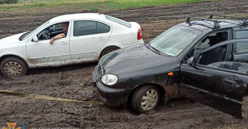 На розмитій "дорозі життя" у Запорізькій області застрягли сотні автівок з людьми