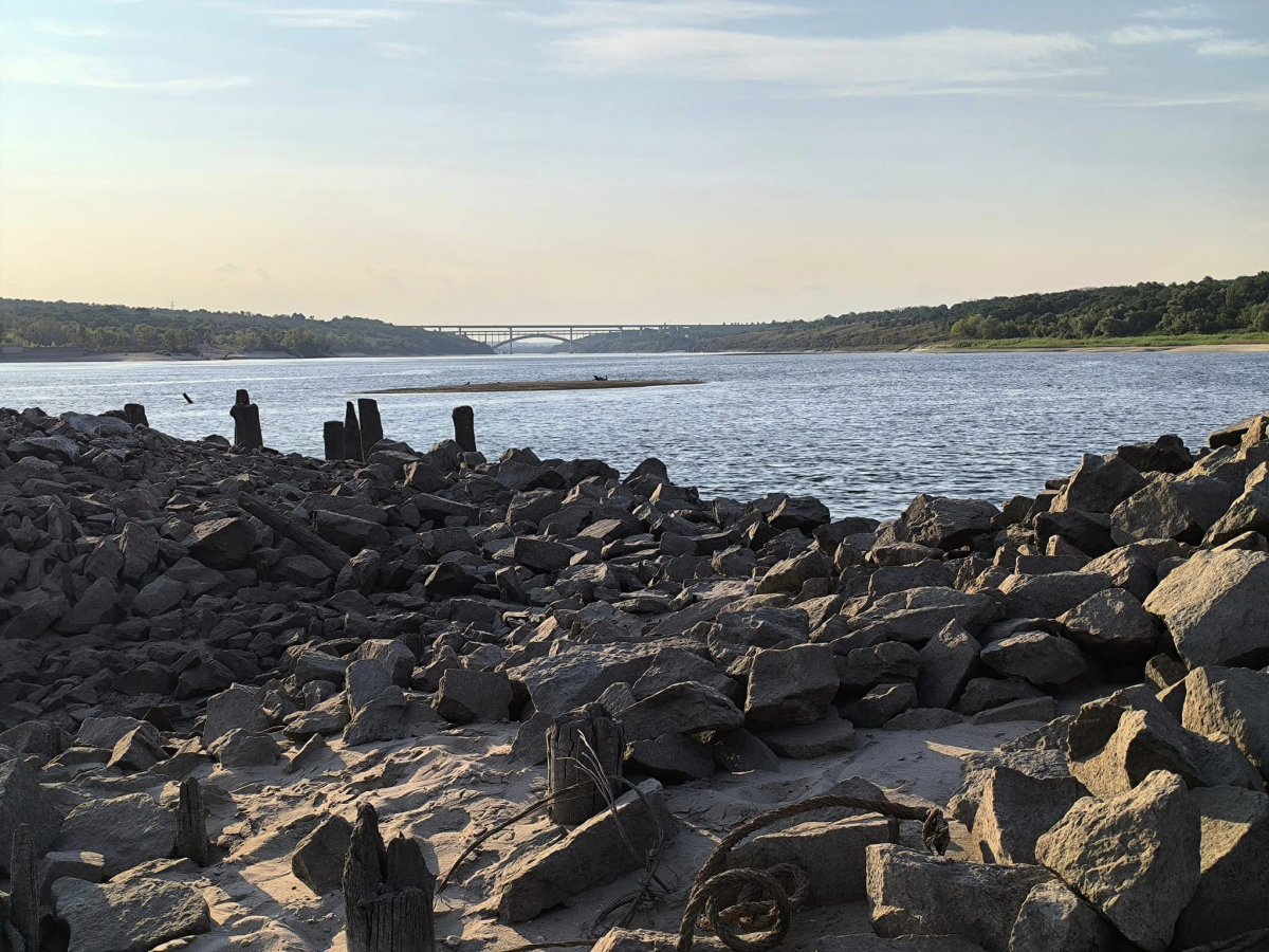 У Запоріжжі впав рівень води у Дніпрі - добре видно залишки дерев'яних мостів 1944 року (фото)