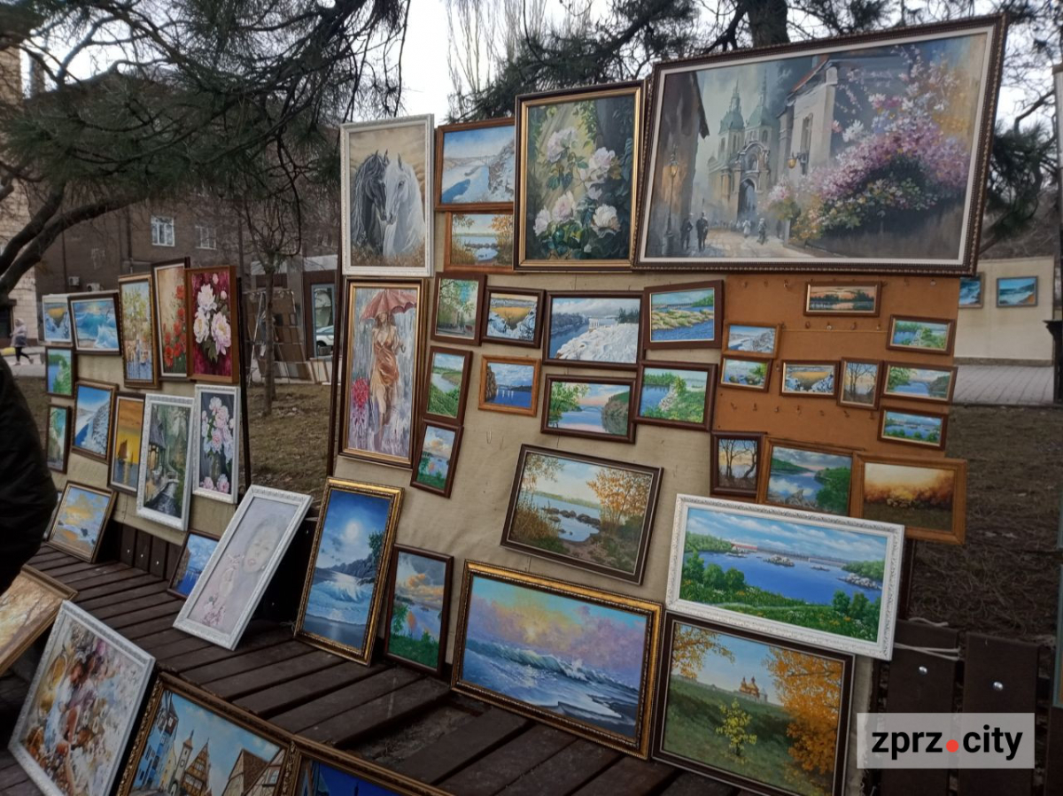 Майдан Митців у Запоріжжі: як вернісаж біля фонтану виглядає на початку весни (фото)