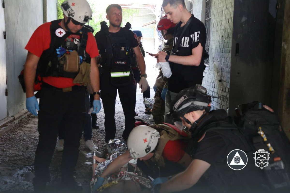 Росіяни вдарили по житловому кварталу Запоріжжя — є поранені (фото, відео)