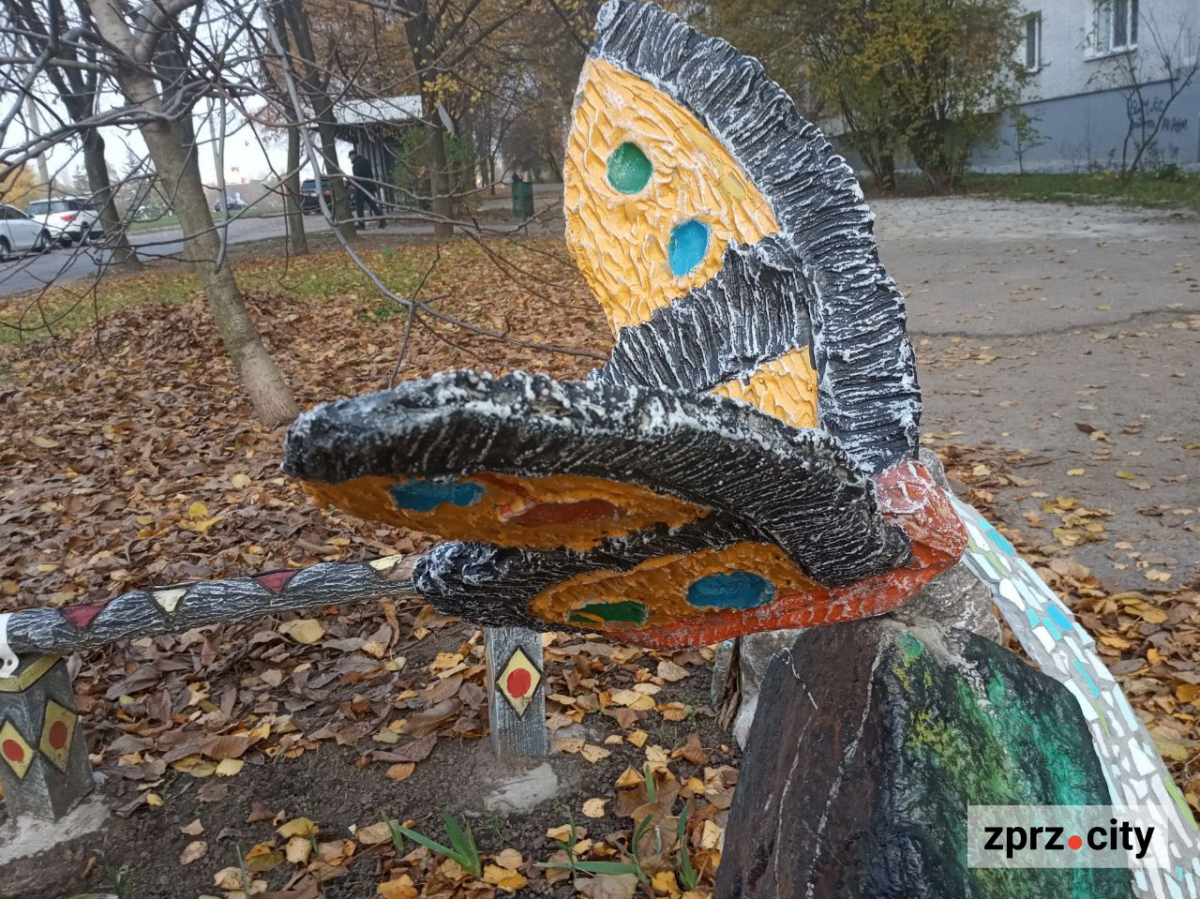 Казковий какаду, метелик і черепаха - запоріжець створив біля зупинки незвичайну зону (фото)