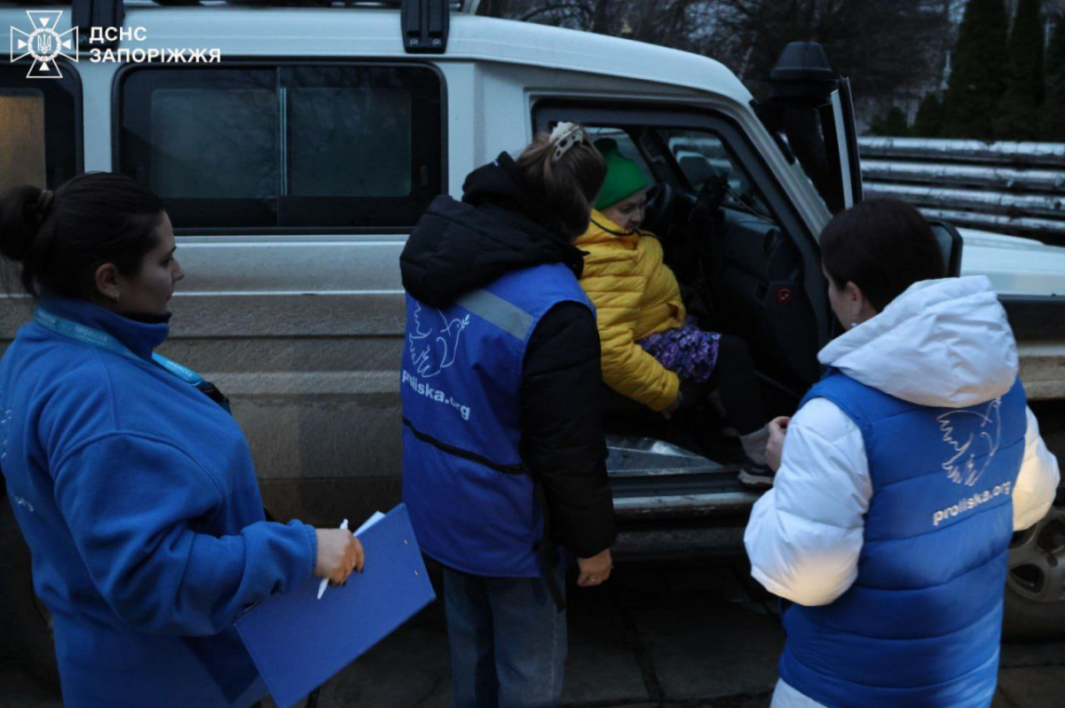 Вивезли з-під обстрілів ціле покоління - до Запоріжжя з прифронтової громади рятувальники евакуювали родину (фото, відео)