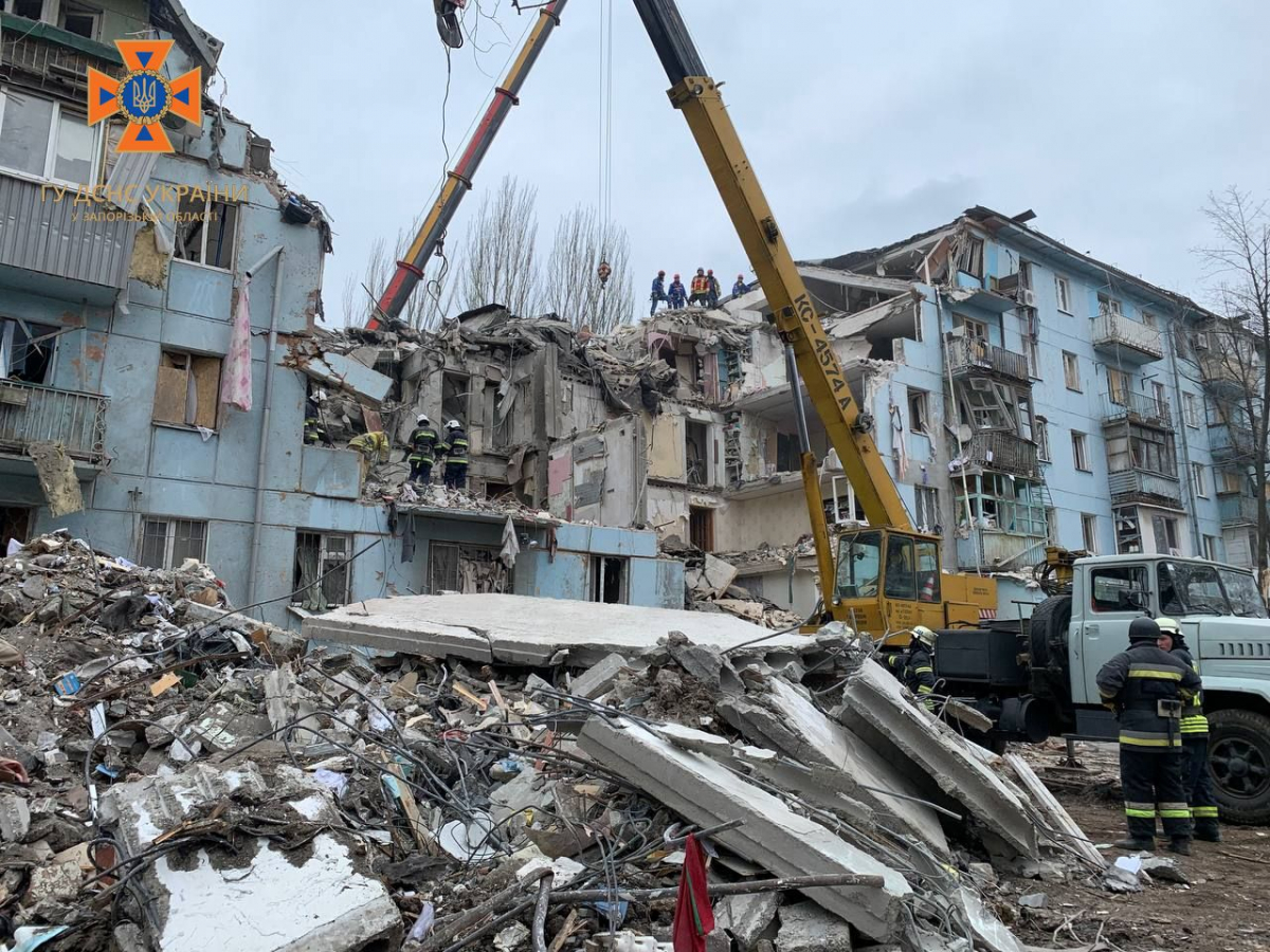 Скільки людей вдалося врятувати зі зруйнованого ракетою будинку в Запоріжжі