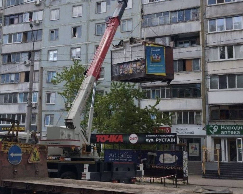 У Запоріжжі на вулиці Руставі прибрали незаконний кіоск після того, як власник проігнорував попередження. 